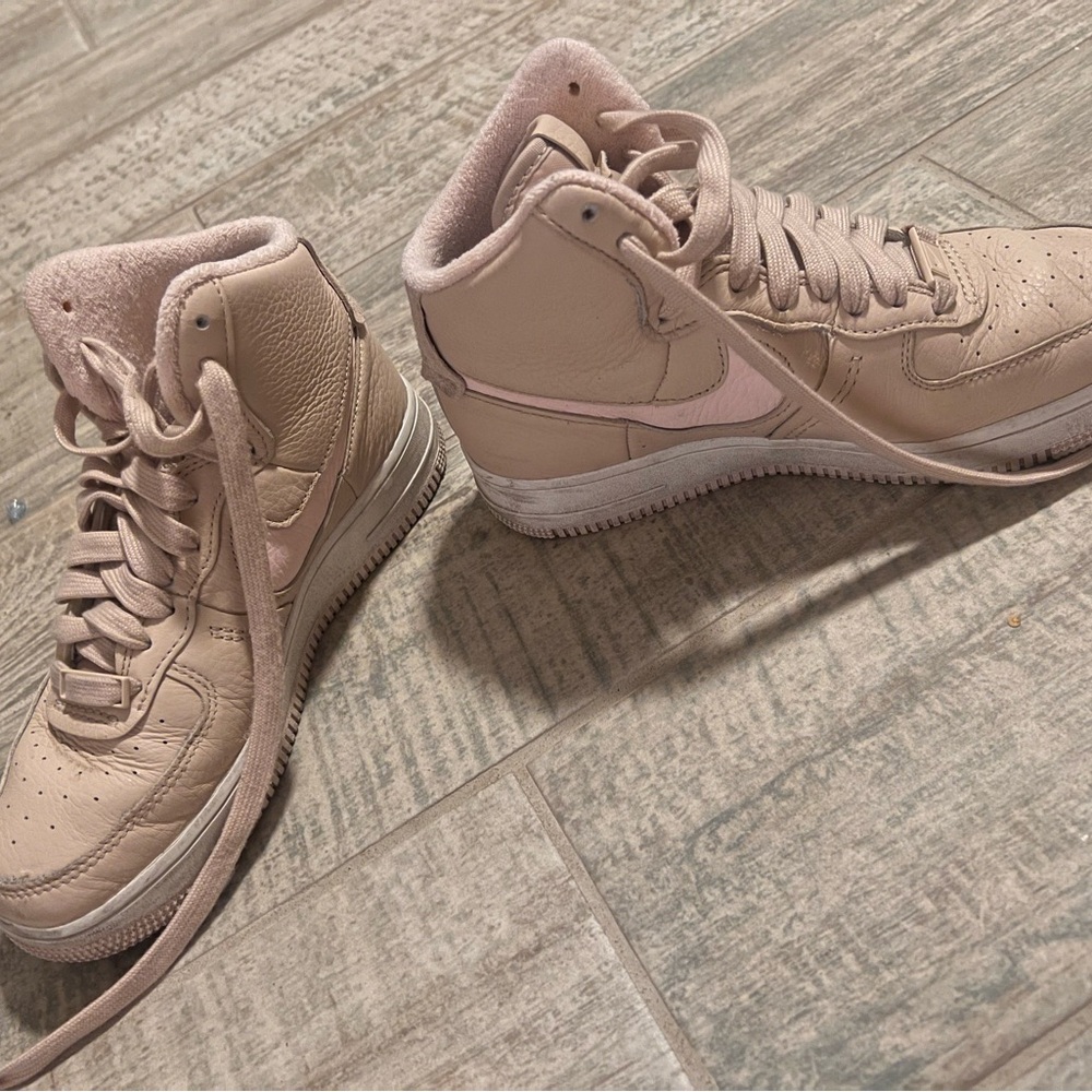 Woman’s Nike sz 6